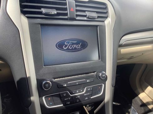 Used 2016 Ford Fusion SE FWD image 16