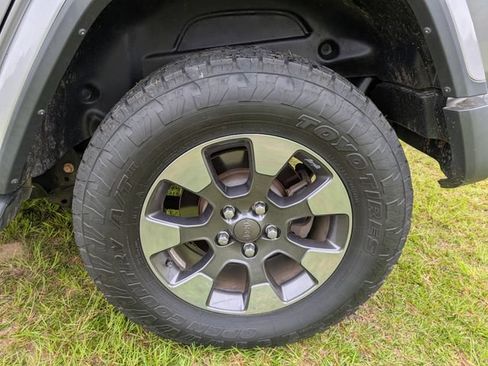 Used 2018 Jeep Wrangler Unlimited Sahara AWD/4WD image 9