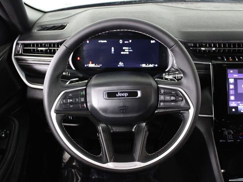 Used 2025 Jeep Grand Cherokee Laredo AWD/4WD image 9