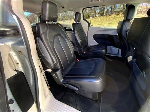 Used 2023 Chrysler Pacifica Touring-L image 23