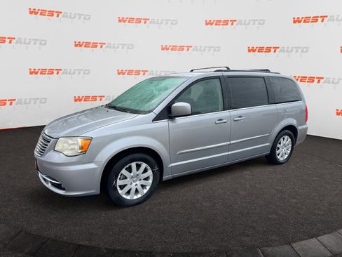 Used 2015 Chrysler Town & Country Touring image 1
