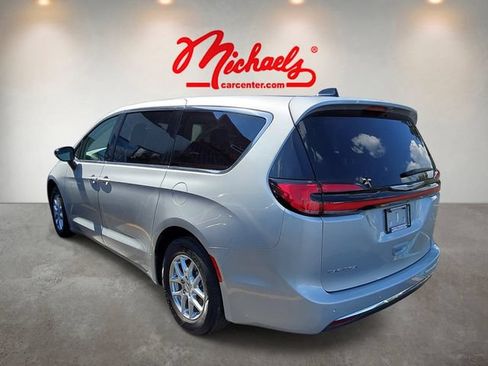 Used 2024 Chrysler Pacifica Touring-L FWD image 4