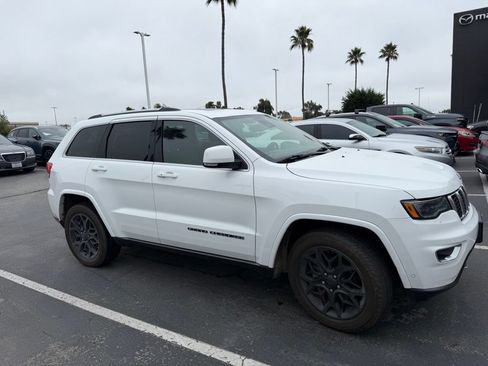 Used 2018 Jeep Grand Cherokee Limited AWD/4WD image 3