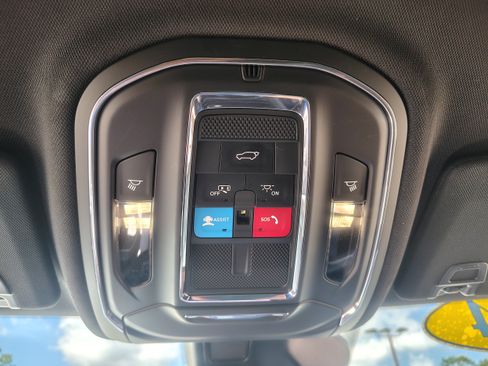 Certified 2024 Jeep Grand Cherokee Limited w/ Black Appearance Package AWD/4WD image 40