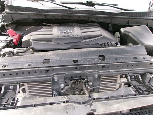 Used 2022 Nissan Titan SV image 10