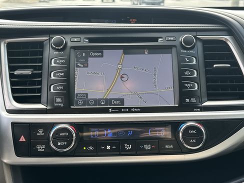 Used 2018 Toyota Highlander Limited FWD image 24