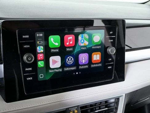 Certified 2025 Volkswagen Taos SE image 9