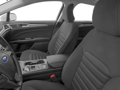 Used 2017 Ford Fusion SE w/ Fusion SE Technology Package FWD image 9