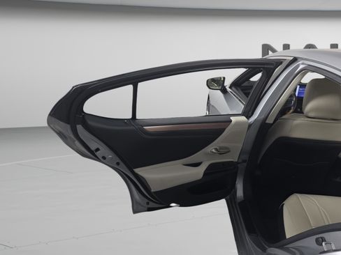 Used 2025 Lexus ES 300h w/ Technology Package image 19