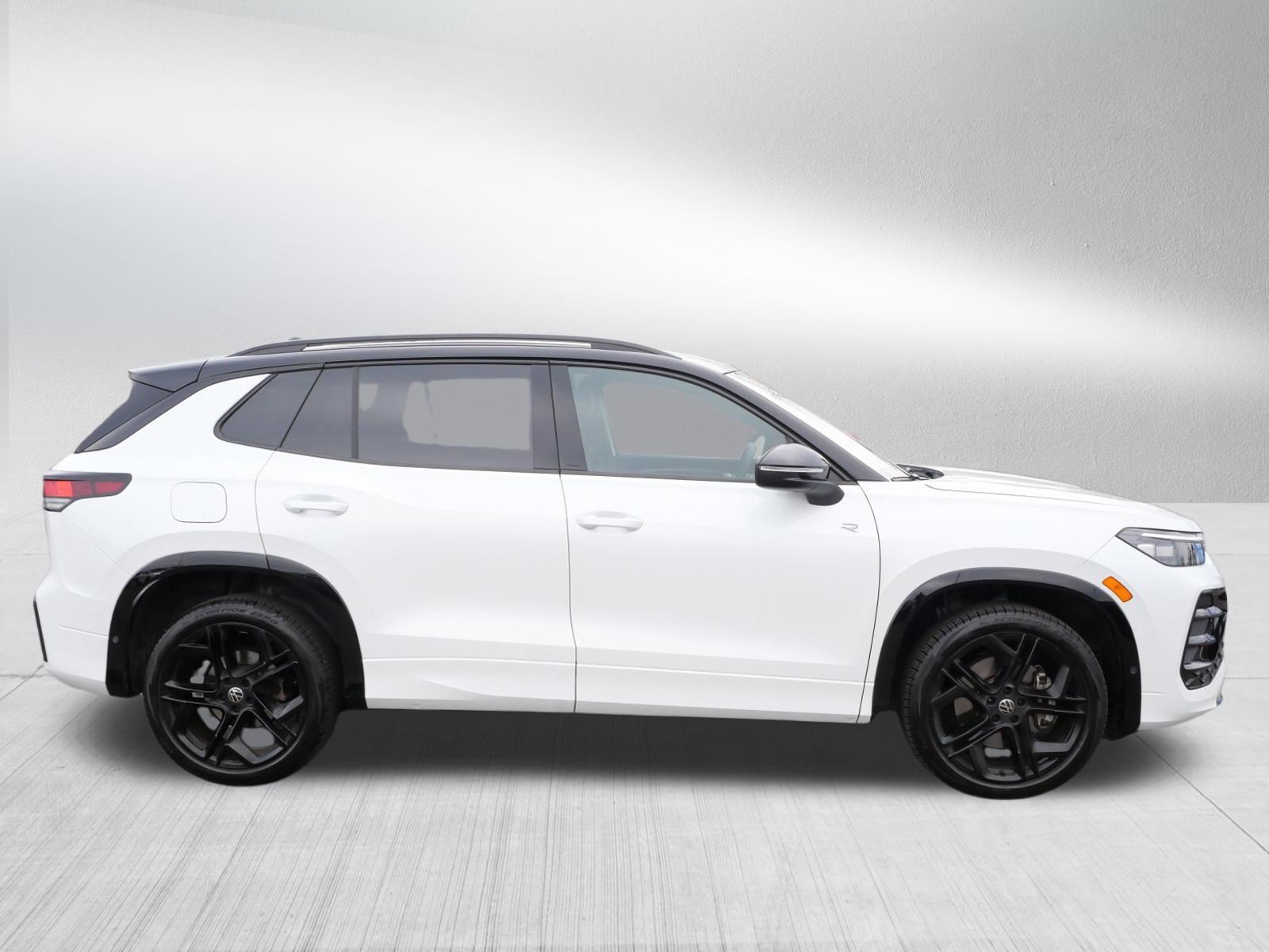 Certified 2025 Volkswagen Tiguan SE R-Line AWD/4WD image 8