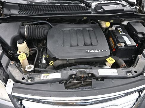 Used 2013 Chrysler Town & Country Touring image 21