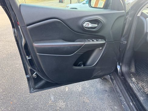Used 2016 Jeep Cherokee Trailhawk AWD/4WD image 14