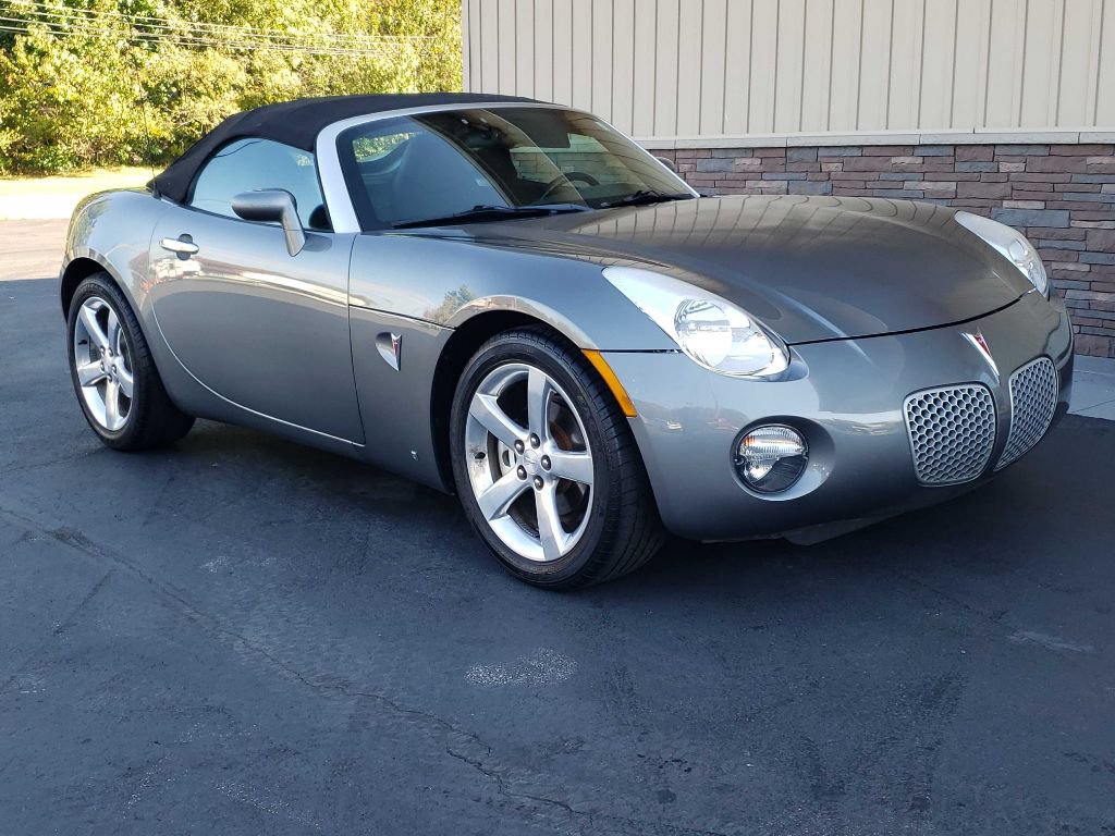 Used 2006 Pontiac Solstice Convertible w/ Premium Package RWD image 1