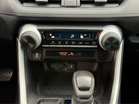 Used 2021 Toyota RAV4 LE image 27