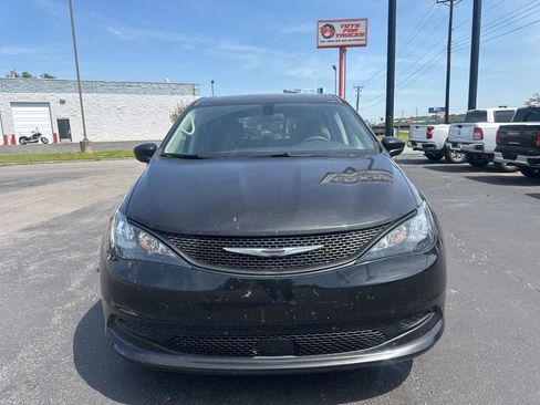 Used 2022 Chrysler Voyager LX FWD image 13