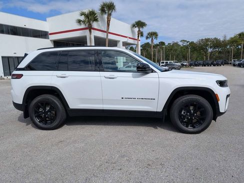 New 2026 Jeep Grand Cherokee Laredo image 2
