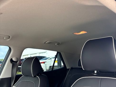 Certified 2025 Hyundai Venue Limited FWD image 18