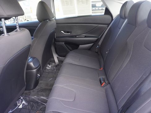 Used 2025 Hyundai Elantra SE image 9