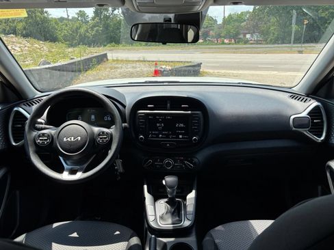 Used 2025 Kia Soul LX w/ LX Technology Package FWD image 29