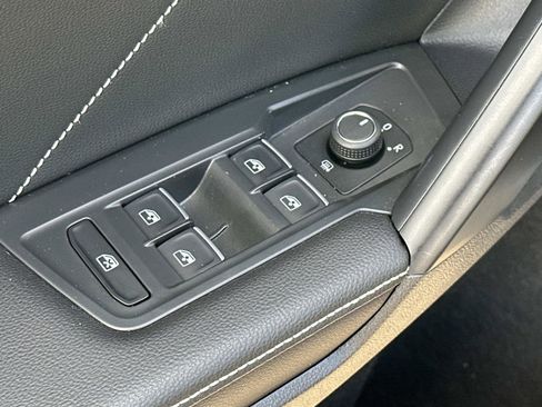 Used 2023 Volkswagen Tiguan SE w/ Panoramic Sunroof Package image 12