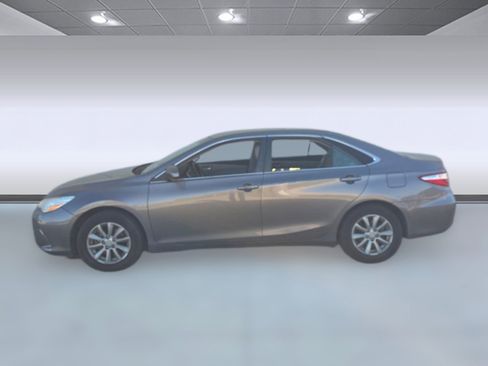 Used 2015 Toyota Camry LE image 2