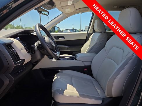 Used 2025 Nissan Pathfinder SL FWD image 17