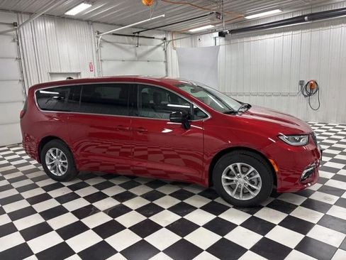 Used 2026 Chrysler Pacifica Select AWD/4WD image 3