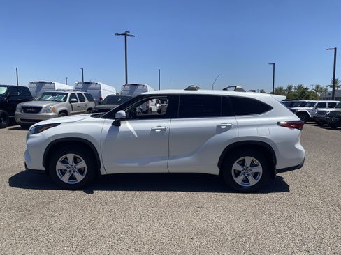 Used 2022 Toyota Highlander L AWD/4WD image 3