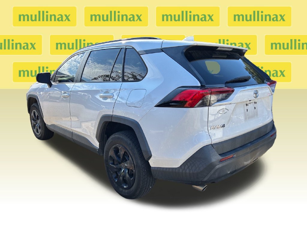 Used 2019 Toyota RAV4 LE FWD image 3