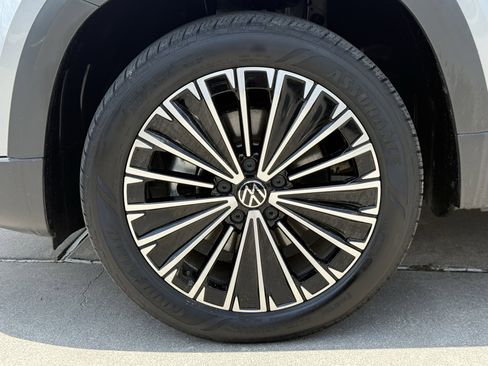 Used 2025 Volkswagen Taos SE FWD image 12