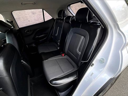 Used 2023 Hyundai Venue Limited image 24