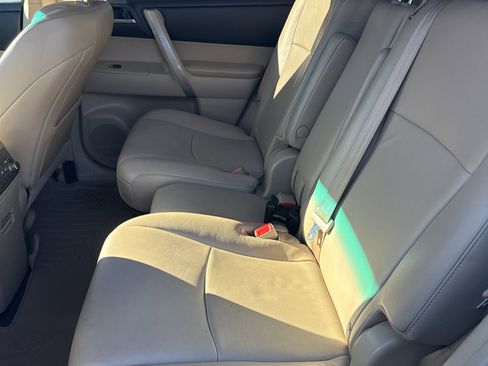 Used 2013 Toyota Highlander Plus image 10