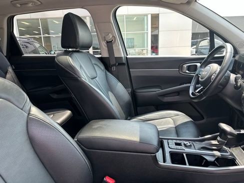 Used 2025 Kia Sorento S w/ Panoramic Sunroof Package FWD image 9