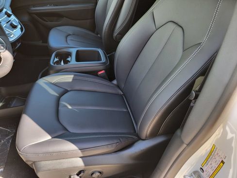 New 2026 Chrysler Pacifica Select FWD image 10