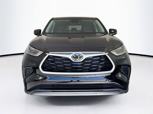 Used 2023 Toyota Highlander L FWD image 3