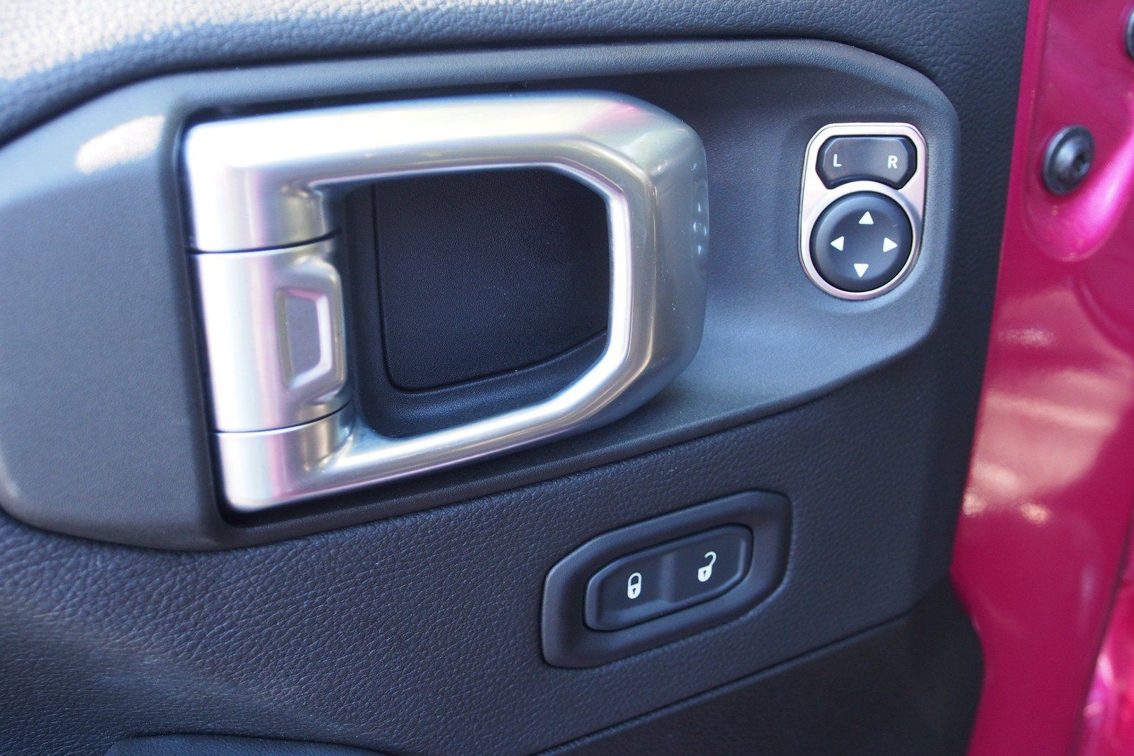 Used 2024 Jeep Wrangler Unlimited Sahara w/ Technology Group AWD/4WD image 19