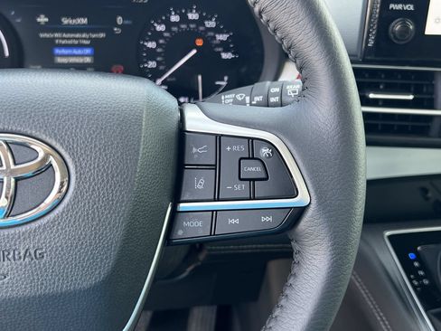 Used 2025 Toyota Sienna XLE FWD image 12
