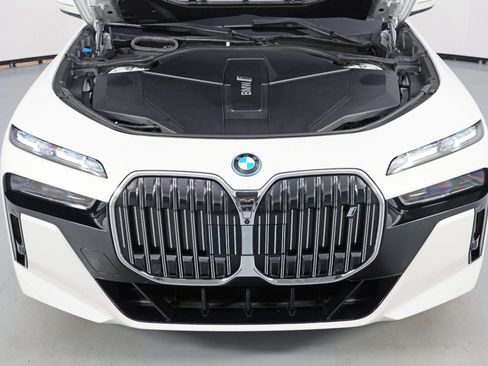 Used 2023 BMW i7 xDrive60 w/ Executive Package 2 image 8