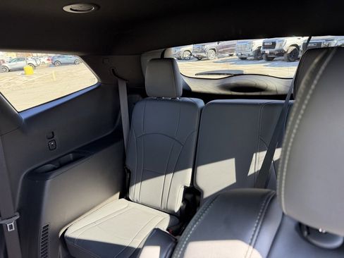 Used 2023 Buick Enclave Essence w/ Sport Touring Edition image 8