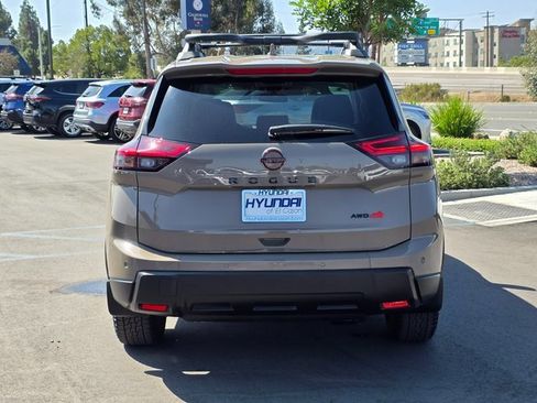 Used 2025 Nissan Rogue SV image 6