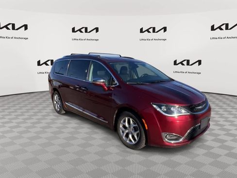 Used 2020 Chrysler Pacifica Limited image 2
