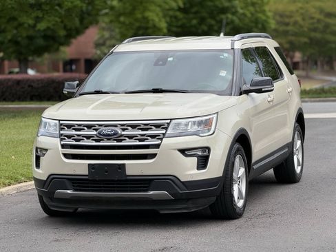 Used 2018 Ford Explorer XLT w/ Equipment Group 202A FWD image 2