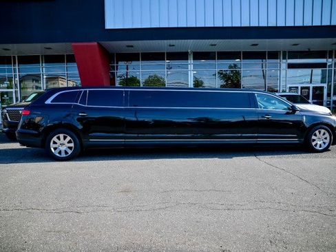 Used 2016 Lincoln MKT AWD image 4