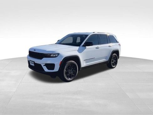 Used 2025 Jeep Grand Cherokee Altitude AWD/4WD image 4