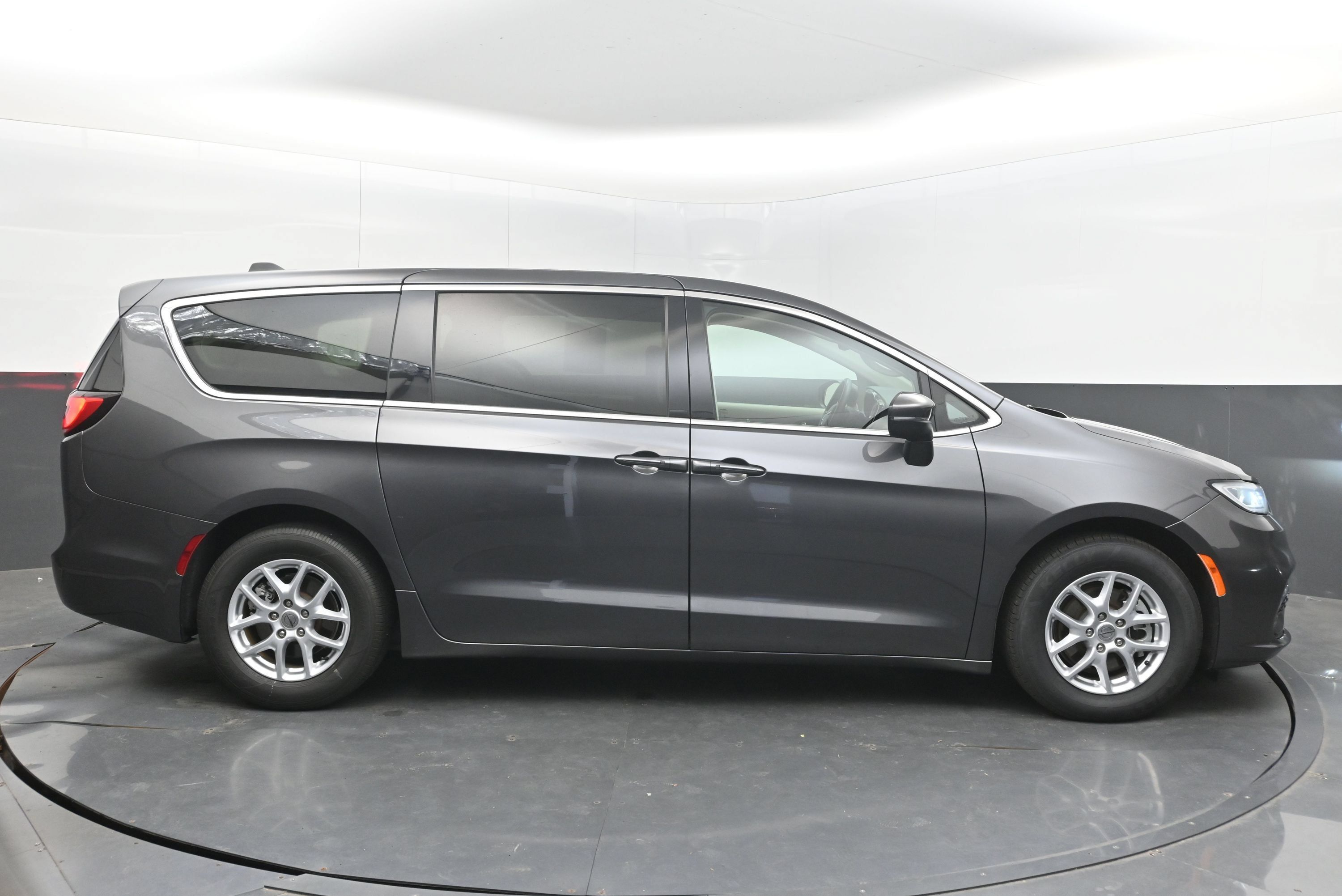 Used 2023 Chrysler Pacifica Touring-L FWD image 10