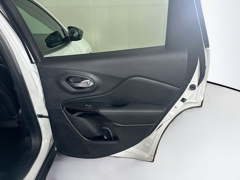 Used 2023 Jeep Cherokee Altitude Lux image 29