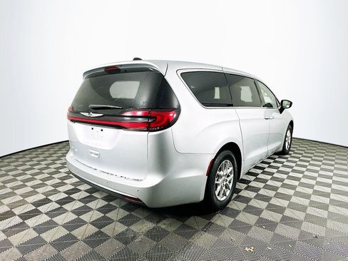 Certified 2024 Chrysler Pacifica Touring-L image 11
