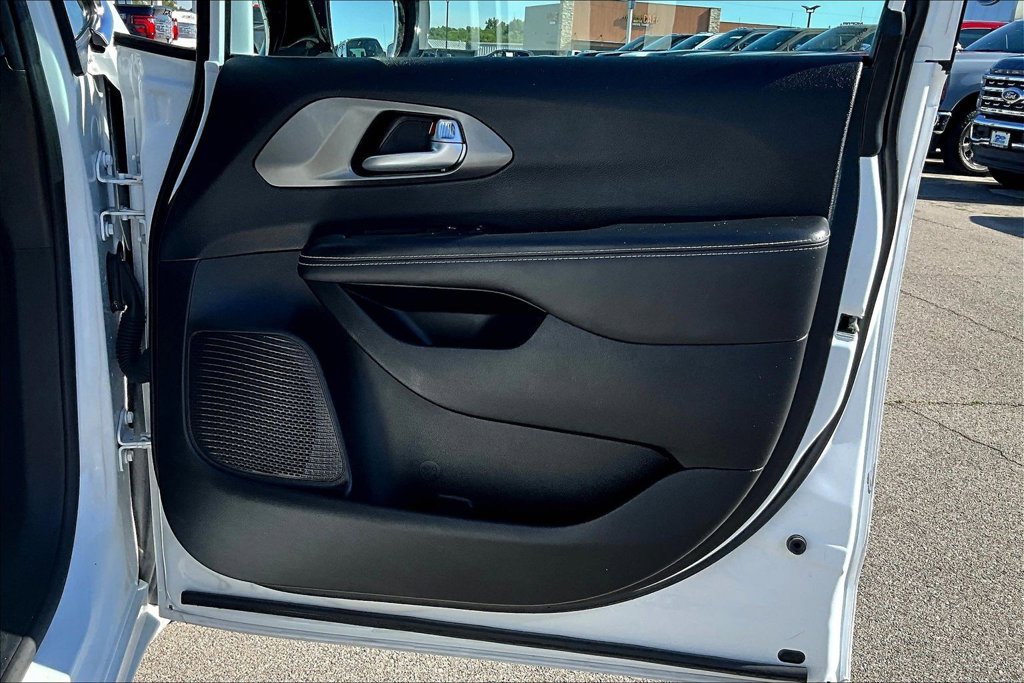 Used 2025 Chrysler Pacifica Select FWD image 19