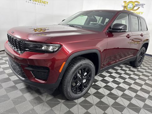 New 2025 Jeep Grand Cherokee Altitude image 4