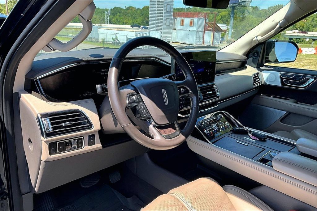 Used 2024 Lincoln Navigator L Reserve AWD/4WD image 5